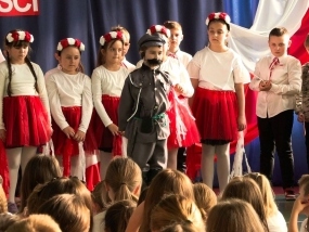 Szkoła do hymnu