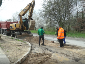 Wylewają asfalt na Glinianej