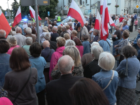 Manifestacja pod biurem poselskim